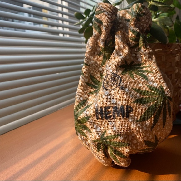 3/$40 🦙 The Bodyshop Hemp Bag & Saje Zip-Up Pouch - Picture 11 of 12